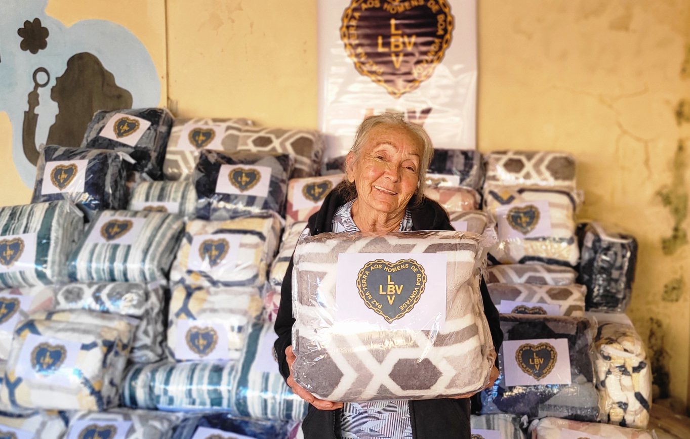 Solidariedade que aquece: LBV beneficia famílias com a entrega de cobertores