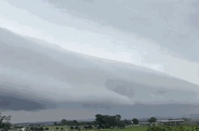 Nuvem gigante se forma sobre cidade no interior de Mato Grosso do Sul